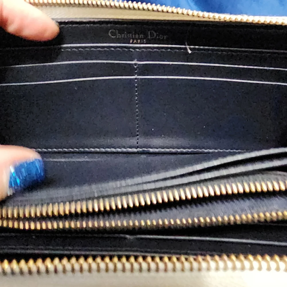 DIOR VIBE VOYAGEUR ZIP AROUND WALLET EUC comes with dustbag